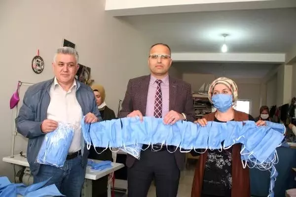 Hastane talep etti, halk eğitim merkezinde maske dikimine başladı Hastane talep etti, halk eğitim merkezinde maske dikimine başladı