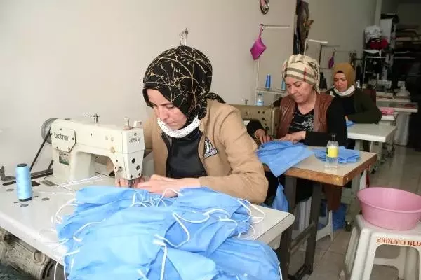 Hastane talep etti, halk eğitim merkezinde maske dikimine başladı Hastane talep etti, halk eğitim merkezinde maske dikimine başladı