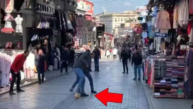 Her gün binlerce kişinin uğradığı yer boş kalınca esnaf sokakta top oynadı Her gün binlerce kişinin uğradığı yer boş kalınca esnaf sokakta top oynadı