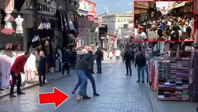 Her gün binlerce kişinin uğradığı yer boş kalınca esnaf sokakta top oynadı Her gün binlerce kişinin uğradığı yer boş kalınca esnaf sokakta top oynadı