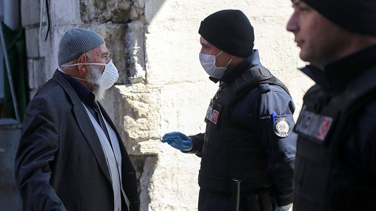 İstanbul'da cuma namazı için camiye gidenleri polis çevirdi