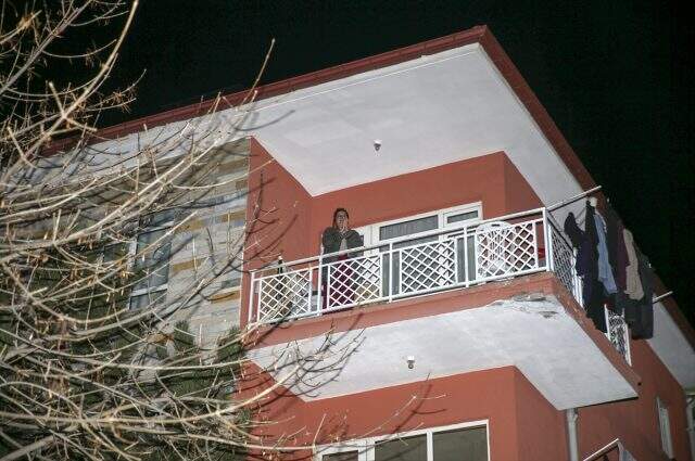 Koronavirüsle mücadele eden sağlık çalışanlarına alkışlı destek sürüyor