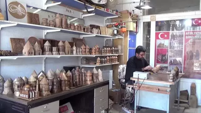 Kurumuş ceviz ağaçları tarihi eserlerin maketine dönüştürülüyor Kurumuş ceviz ağaçları tarihi eserlerin maketine dönüştürülüyor