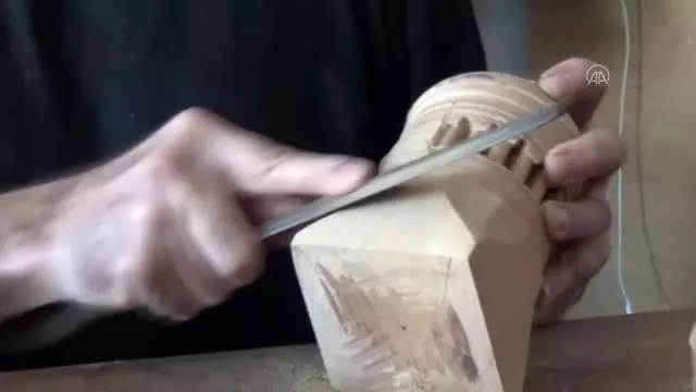 Kurumuş ceviz ağaçları tarihi eserlerin maketine dönüştürülüyor Kurumuş ceviz ağaçları tarihi eserlerin maketine dönüştürülüyor
