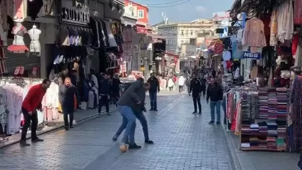 Her gün binlerce kişinin uğradığı yer boş kalınca esnaf sokakta top oynadı Her gün binlerce kişinin uğradığı yer boş kalınca esnaf sokakta top oynadı