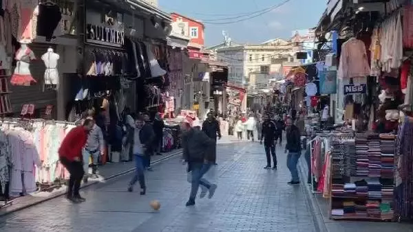 Her gün binlerce kişinin uğradığı yer boş kalınca esnaf sokakta top oynadı Her gün binlerce kişinin uğradığı yer boş kalınca esnaf sokakta top oynadı