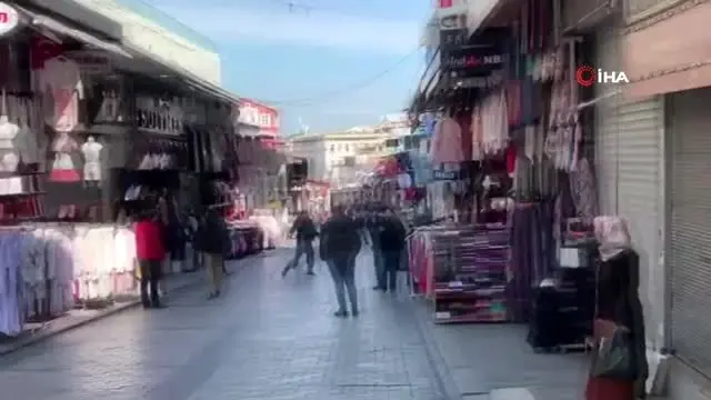 Mahmutpaşa esnafı korona virüs uyarılarını dikkate almadı, top oynadı Mahmutpaşa esnafı korona virüs uyarılarını dikkate almadı, top oynadı