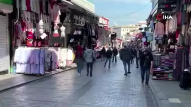 Mahmutpaşa esnafı korona virüs uyarılarını dikkate almadı, top oynadı Mahmutpaşa esnafı korona virüs uyarılarını dikkate almadı, top oynadı