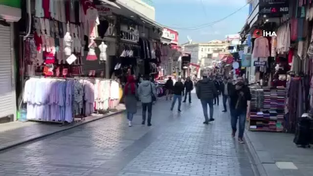 Mahmutpaşa esnafı korona virüs uyarılarını dikkate almadı, top oynadı Mahmutpaşa esnafı korona virüs uyarılarını dikkate almadı, top oynadı