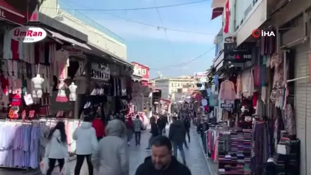 Mahmutpaşa esnafı korona virüs uyarılarını dikkate almadı, top oynadı Mahmutpaşa esnafı korona virüs uyarılarını dikkate almadı, top oynadı
