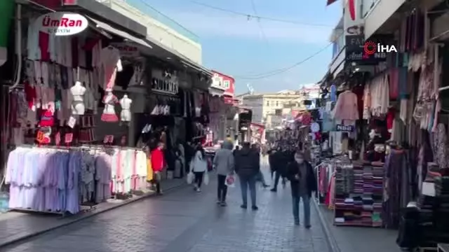 Mahmutpaşa esnafı korona virüs uyarılarını dikkate almadı, top oynadı Mahmutpaşa esnafı korona virüs uyarılarını dikkate almadı, top oynadı