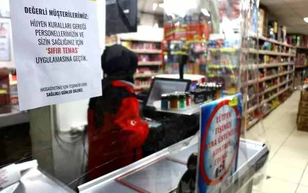 Tokat'taki bir market zinciri koronavirüs için şeffaf branda ile önlem aldı.