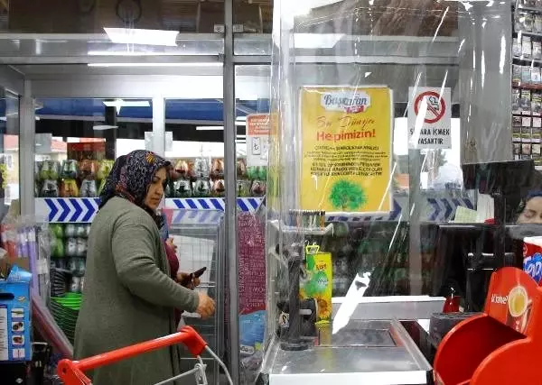 Tokat'taki bir market zinciri koronavirüs için şeffaf branda ile önlem aldı.