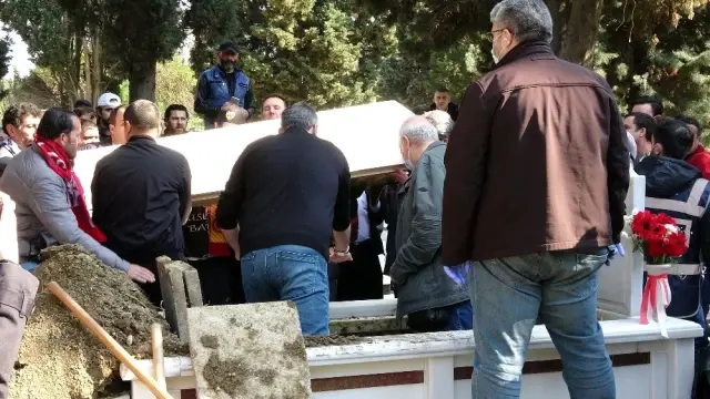 Muhterem Nur son yolculuğuna uğurlandı Muhterem Nur son yolculuğuna uğurlandı