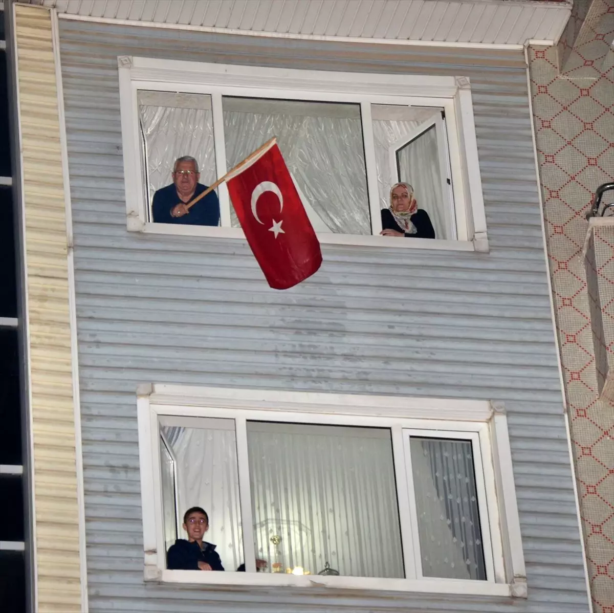 Muş ve Hakkari'de sağlık çalışanlarına alkışlı destek