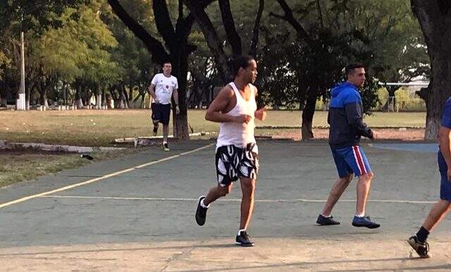 Ronaldinho, pasaportu aldığı Dalia Lopez'in mahkemeye çıkamaması nedeniyle hapishaneden çıkamadı