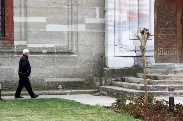 Selimiye'de cuma vakti koronavirüs tedbiri Selimiye'de cuma vakti koronavirüs tedbiri