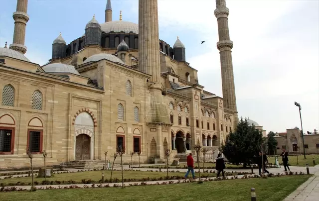 Selimiye'de cuma vakti koronavirüs tedbiri Selimiye'de cuma vakti koronavirüs tedbiri