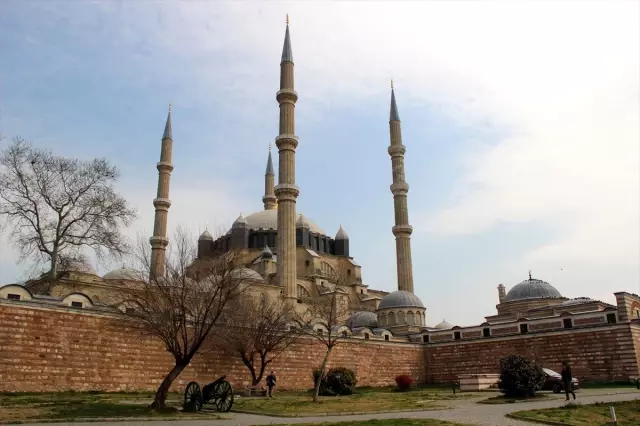 Selimiye'de cuma vakti koronavirüs tedbiri Selimiye'de cuma vakti koronavirüs tedbiri