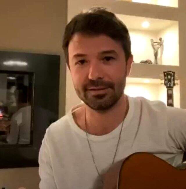 Sıla ve Yalın, evden çıkmayan hayranlarına Instagram üzerinden konser vererek rekor kırdı