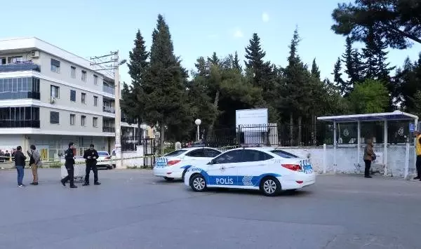 Sokak ortasında husumetlisine ateş açtı, yoldan geçen de vuruldu Sokak ortasında husumetlisine ateş açtı, yoldan geçen de vuruldu