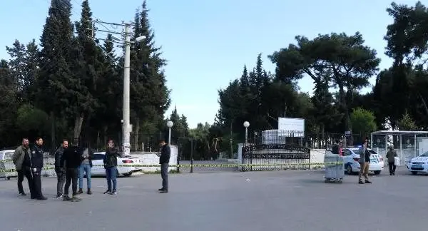 Sokak ortasında husumetlisine ateş açtı, yoldan geçen de vuruldu Sokak ortasında husumetlisine ateş açtı, yoldan geçen de vuruldu