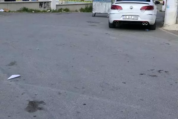 Sokak ortasında husumetlisine ateş açtı, yoldan geçen de vuruldu Sokak ortasında husumetlisine ateş açtı, yoldan geçen de vuruldu