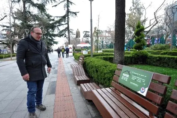 Trabzon'daki banklarda 'hayde eve' levhaları Trabzon'daki banklarda 'hayde eve' levhaları