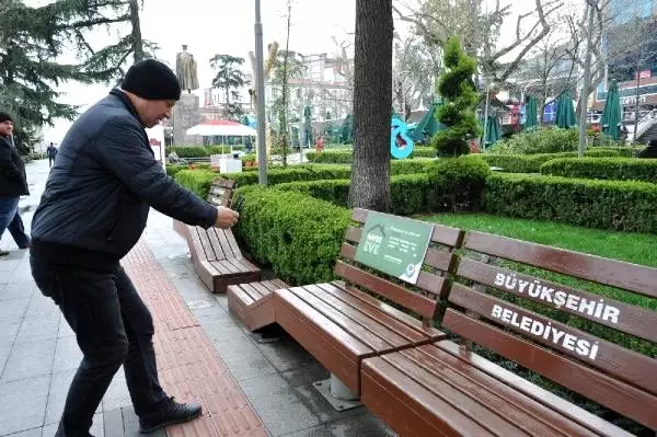 Trabzon'daki banklarda 'hayde eve' levhaları Trabzon'daki banklarda 'hayde eve' levhaları
