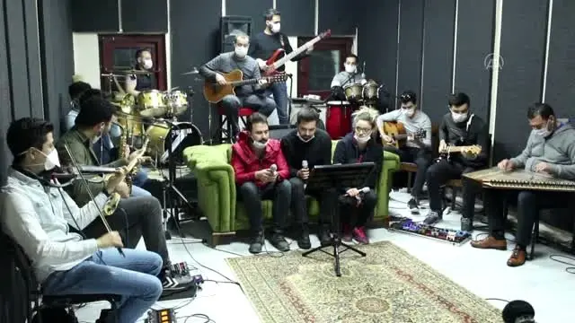 Uşak Belediyesi Kent Orkestrası'ndan 'Evde Kal' klibi Uşak Belediyesi Kent Orkestrası'ndan 'Evde Kal' klibi