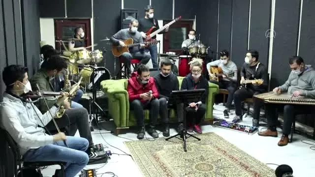 Uşak Belediyesi Kent Orkestrası'ndan 'Evde Kal' klibi Uşak Belediyesi Kent Orkestrası'ndan 'Evde Kal' klibi