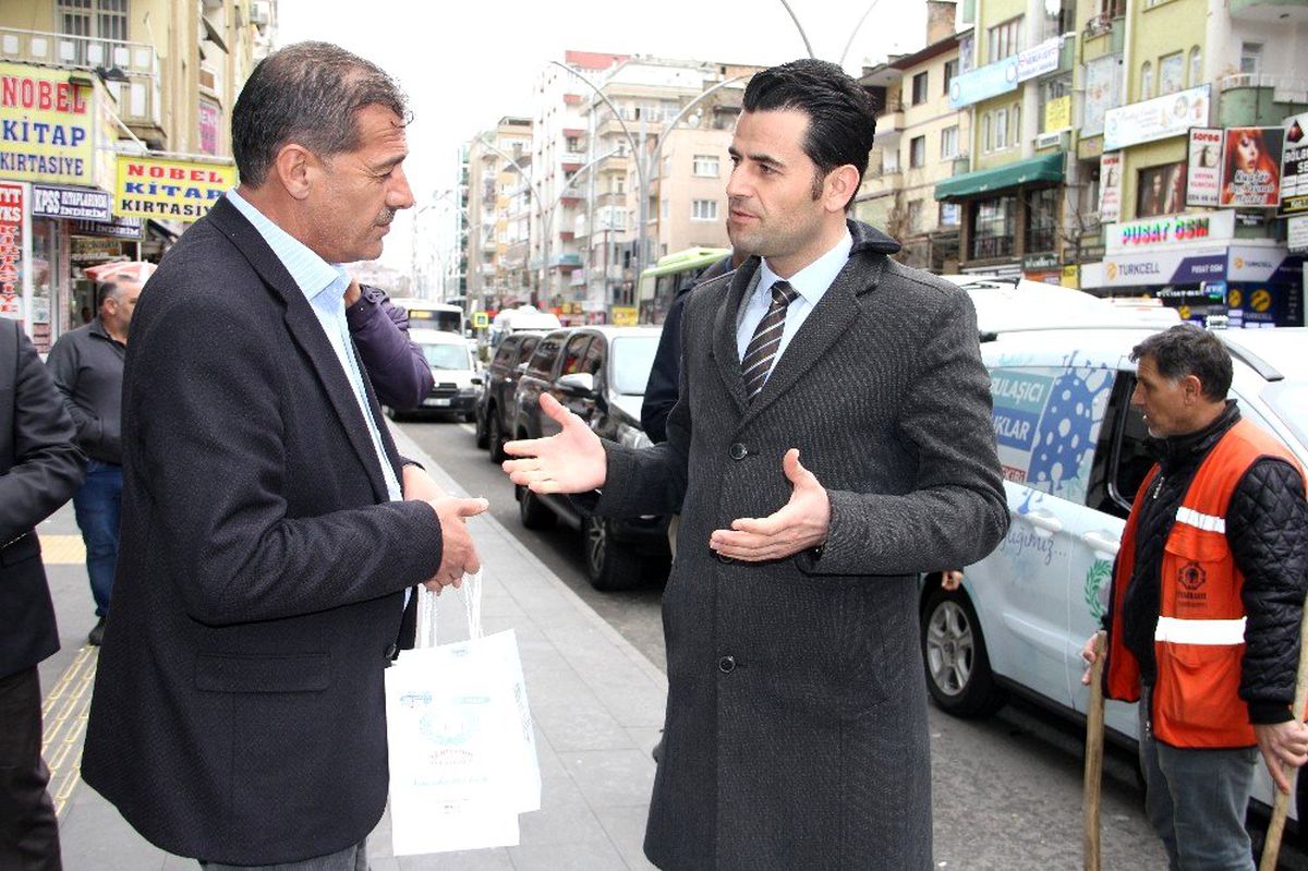 Yenişehir Kaymakamı Beşikci vatandaşlara 'korona paketi' dağıttı