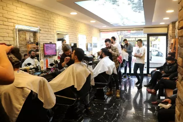 Berberler ve kuaförlerde son dakika yoğunluğu