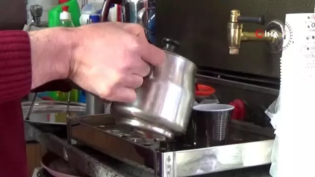Çay ocağından korona virüsüne karşı 'pet bardak'lı önlem Çay ocağından korona virüsüne karşı 'pet bardak'lı önlem