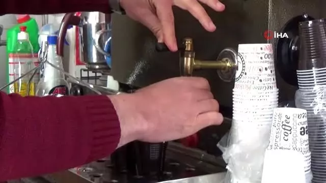 Çay ocağından korona virüsüne karşı 'pet bardak'lı önlem Çay ocağından korona virüsüne karşı 'pet bardak'lı önlem