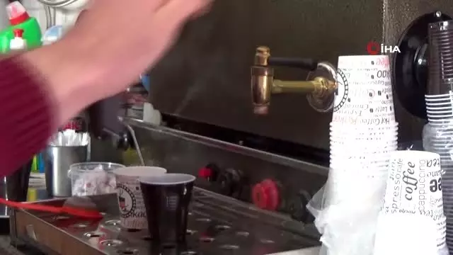 Çay ocağından korona virüsüne karşı 'pet bardak'lı önlem Çay ocağından korona virüsüne karşı 'pet bardak'lı önlem