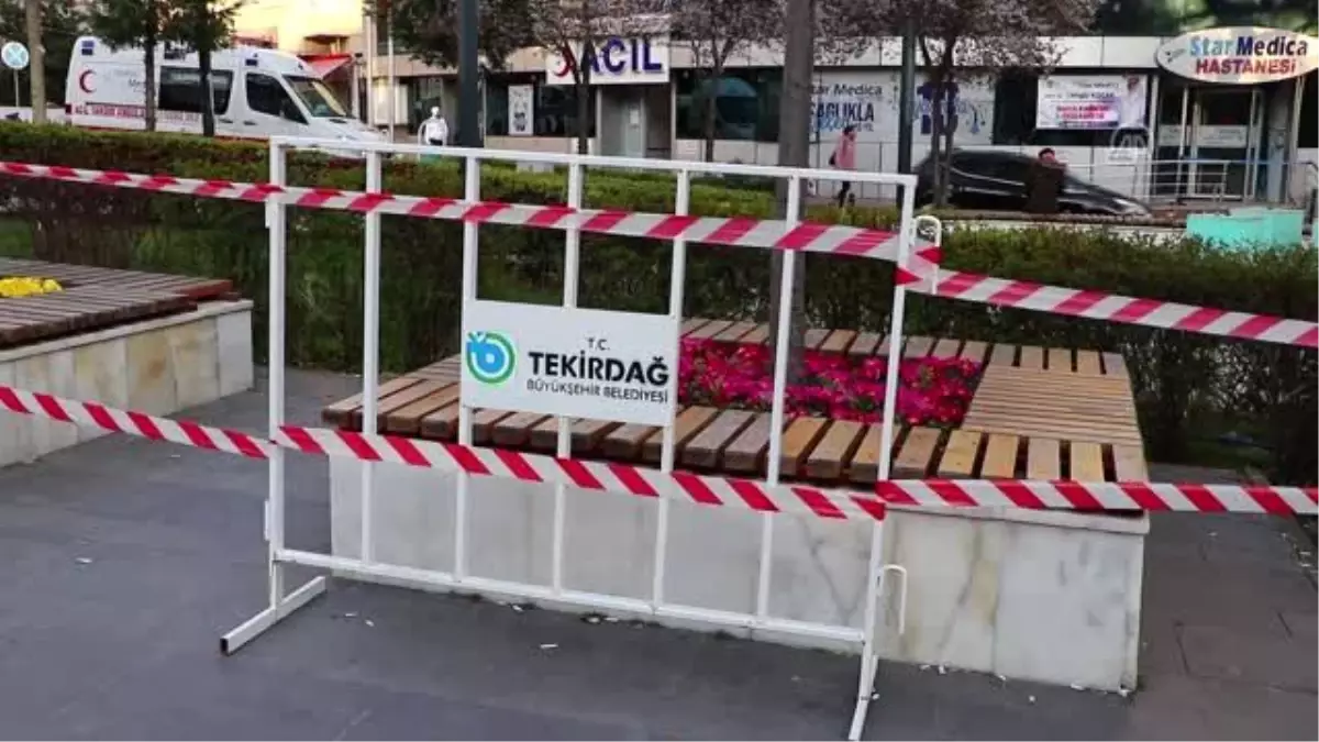 Çiçekliklerdeki banklar, bariyer ve şeritle çevrildi
