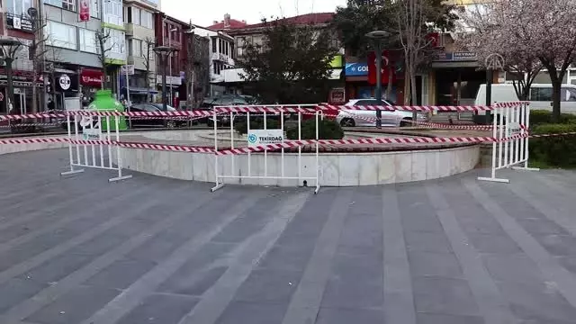 Çiçekliklerdeki banklar, bariyer ve şeritle çevrildi
