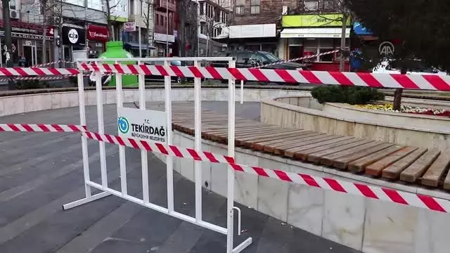 Çiçekliklerdeki banklar, bariyer ve şeritle çevrildi
