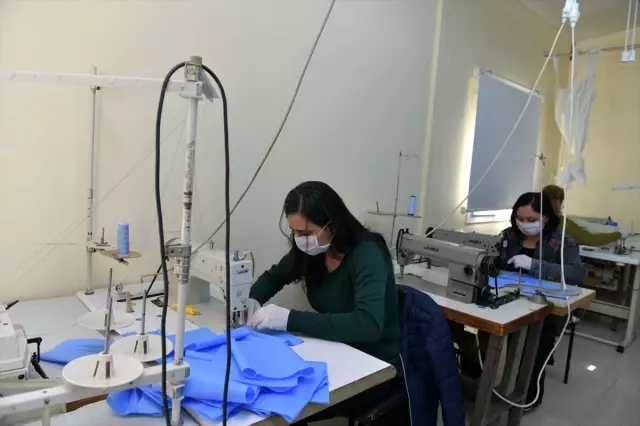 Çiğli Halk Eğitim Merkezinde, hastaneler için maske üretiliyor Çiğli Halk Eğitim Merkezinde, hastaneler için maske üretiliyor