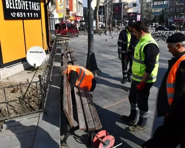 Çorlu'da banklar kaldırıldı