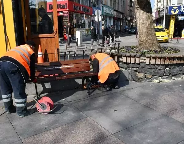 Çorlu'da banklar kaldırıldı