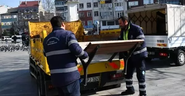 Çorlu'da banklar kaldırıldı