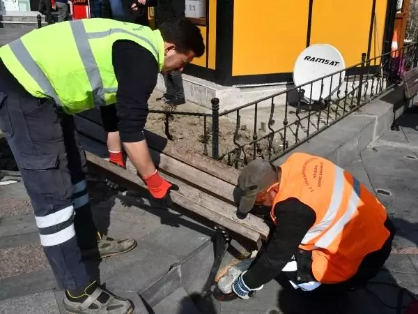 Çorlu'da banklar kaldırıldı