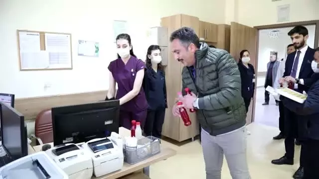 Çubuk Belediyesi'nden sağlık çalışanlarına turşu suyu ve baklava ikramı