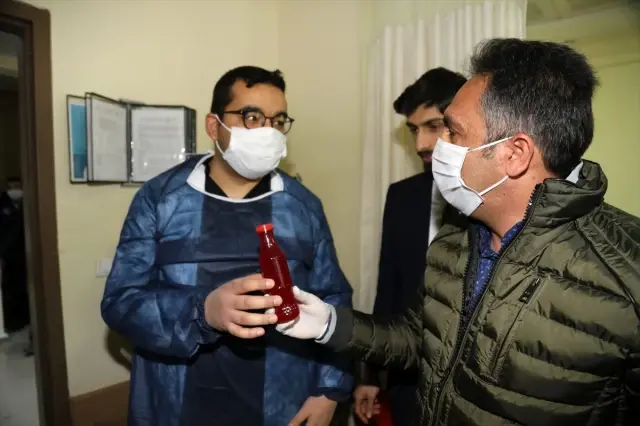 Çubuk Belediyesi'nden sağlık çalışanlarına turşu suyu ve baklava ikramı