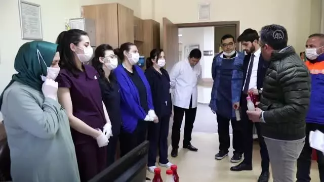 Çubuk Belediyesi'nden sağlık çalışanlarına turşu suyu ve baklava ikramı