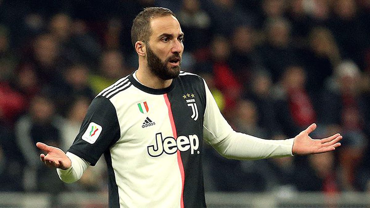 Havalimanında polise yakalanan Higuain'in, hasta annesini görmek için Ajrantin'e gitmeye çalıştığı iddia edildi