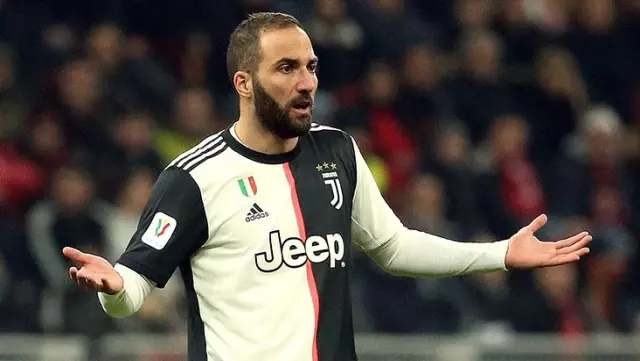 Havalimanında polise yakalanan Higuain'in, hasta annesini görmek için Ajrantin'e gitmeye çalıştığı iddia edildi Havalimanında polise yakalanan Higuain'in, hasta annesini görmek için Ajrantin'e gitmeye çalıştığı iddia edildi