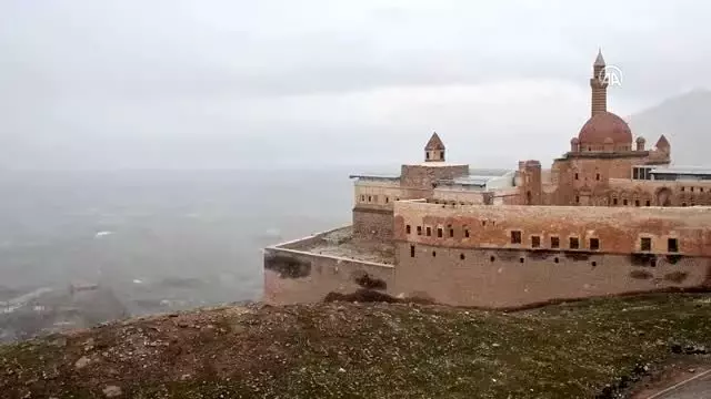 İshak Paşa Sarayı koronavirüs tedbirleri kapsamında ziyarete kapatıldı İshak Paşa Sarayı koronavirüs tedbirleri kapsamında ziyarete kapatıldı